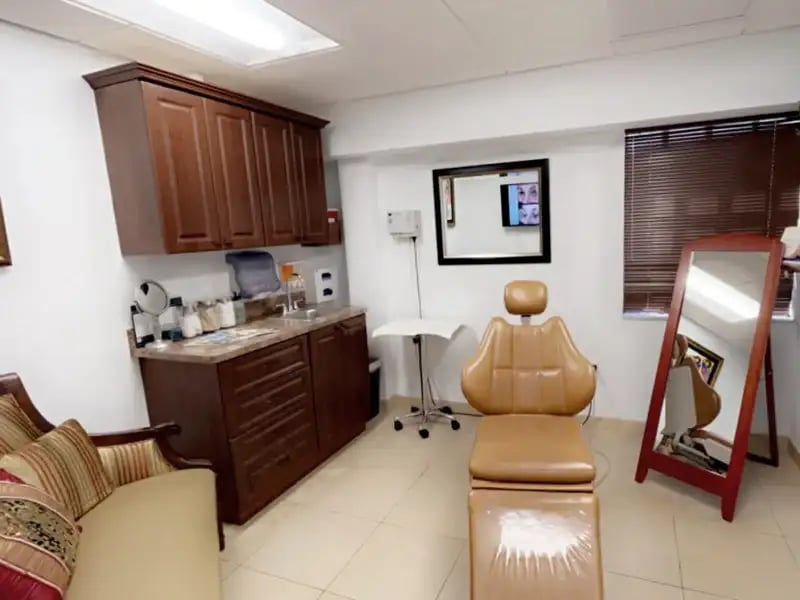 LIV-Plastic-Surgery_Dr-Andrew-Ress_Office-2