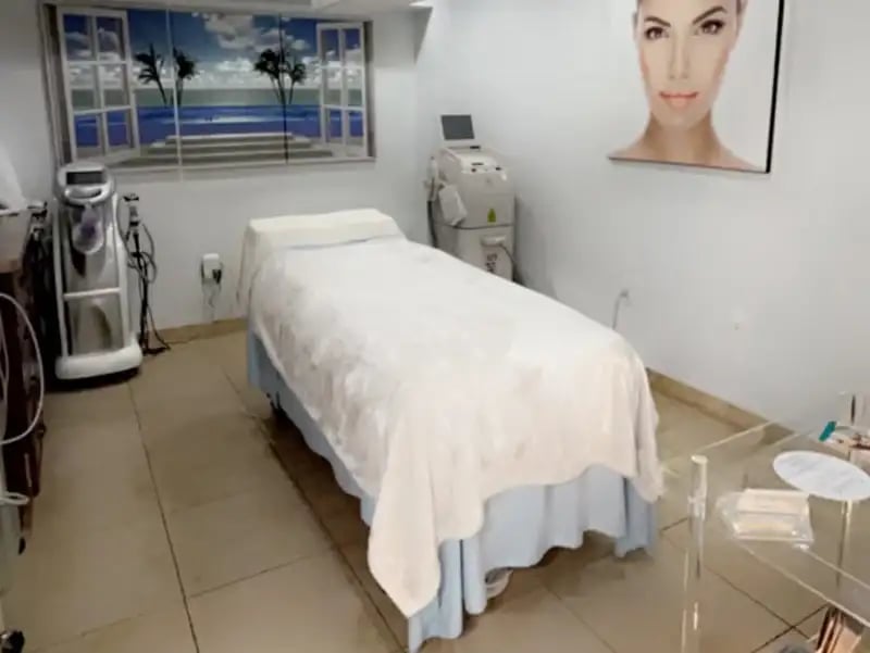 LIV-Plastic-Surgery_Dr-Andrew-Ress_Office-3